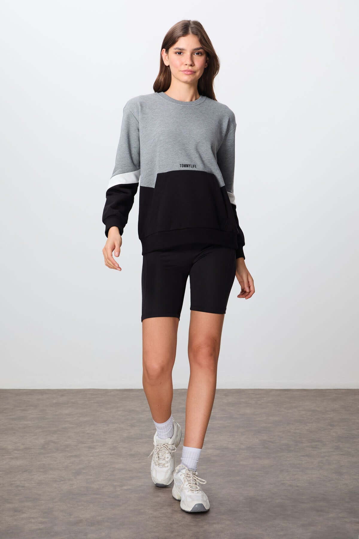 Heather Gray Oversized Crew Neck Sweatshirt for Women – Soft Cotton, Smooth Textured, Comfortable Fit