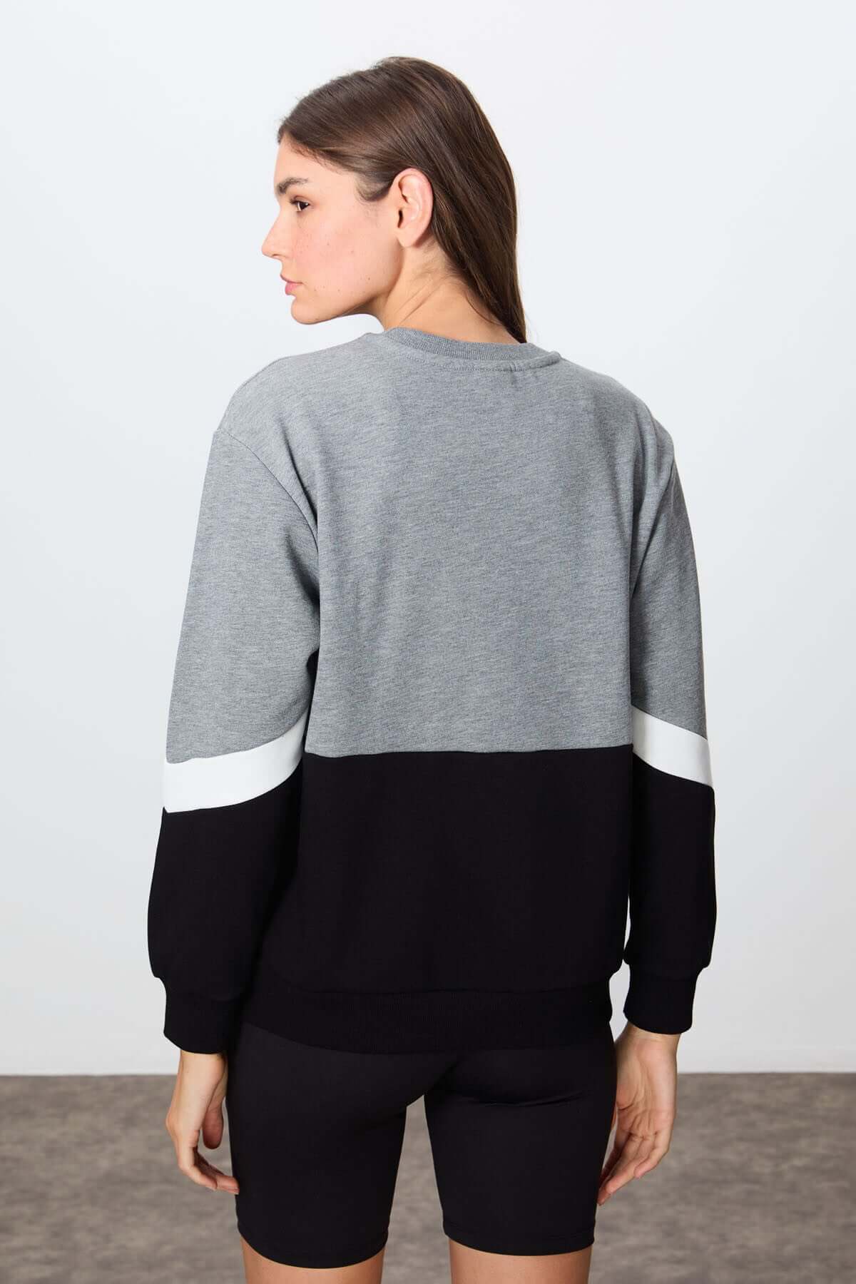 Heather Gray Oversized Crew Neck Sweatshirt for Women – Soft Cotton, Smooth Textured, Comfortable Fit